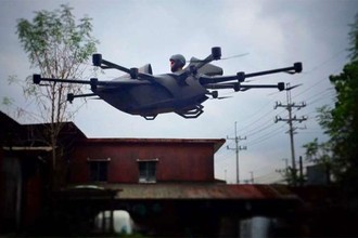 Video: Chàng kỹ sư trẻ chế tạo thành công xe bay lai drone