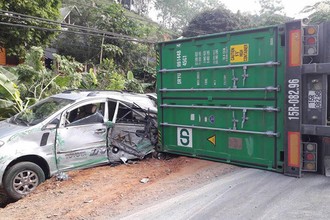 Video: Container ôm cua tốc độ cao, đâm trúng 2 ô tô con