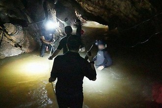 Video: Hang Tham Luang nơi đội bóng nhí Thái Lan mắc kẹt hiểm trở đến mức nào? 