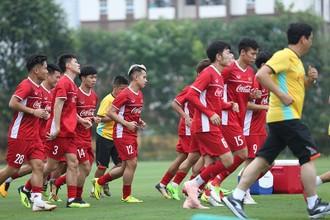 Video: Xem tuyển VN tập buổi đầu tiên chuẩn bị AFF Cup 2018