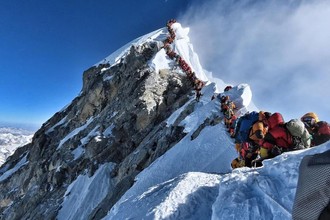 'Tắc đường' lên đỉnh Everest, người leo núi đối mặt tử thần