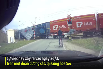 Video: Thanh niên suýt bị tàu hỏa đâm trúng vì mải dùng điện thoại 