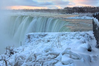 Ngắm khung cảnh ngoạn mục khi thác nước Niagara hùng vĩ đóng băng