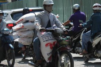 “Xe cà tàng 4 không” vẫn tung hoành trên phố Sài Gòn