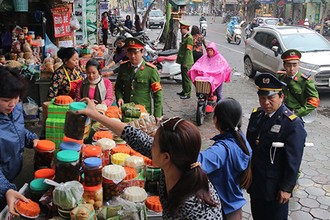 Ảnh: Cảnh sát giành lại vỉa hè ở chợ Hôm lúc sáng sớm