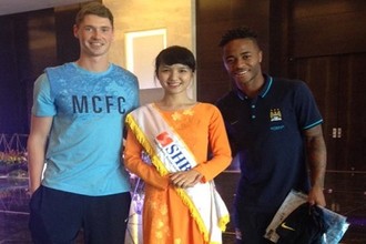 Cô gái trong đoàn tiếp đón “minh oan” giúp sao Man City