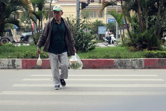 Ảnh: Người đi bộ Hà Nội mếu máo vì vạch sang đường bị chắn