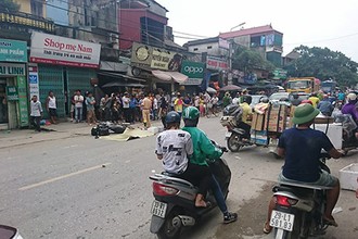 Bị xe container cuốn vào gầm, người đàn ông mặc áo Grab chết thảm