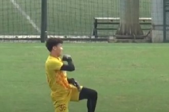 Video: Bùi Tiến Dũng trổ tài "bay lượn" khi tập luyện cùng U23 Việt Nam