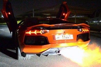 Xem siêu xe Lamborghini và Ferrari khạc lửa đấu tay đôi