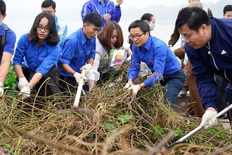 Ảnh Phó thủ tướng Vũ Đức Đam cùng sinh viên dọn rác