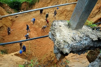 Ảnh: Nhiều “hố tử thần” sâu hoắm xuất hiện ở miền Trung