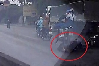 Video: Tránh ô tô ngược chiều, 2 người đi xe máy bị xe sau cán qua