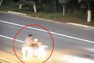 Video: “Thất kinh” xe lao như bay cuốn văng phụ nữ đẩy xe lăn 