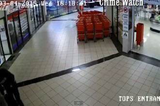 Video trộm gài mìn nổ tung cây ATM để lấy tiền