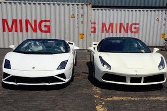 Bộ đôi siêu xe Ferrari-Lamborghini cập cảng VN