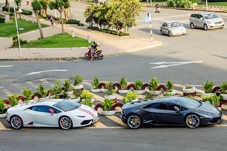 Bộ đôi siêu xe Lamborghini Huracan 13 tỷ trên phố Sài Gòn