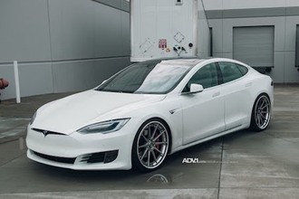 Siêu xe điện Tesla Model S 3 tỷ độ mâm “hàng khủng”