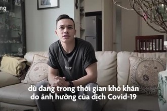 Video: Cầu thủ Việt kiều được bà nội dạy bóc bánh chưng