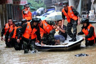 Chùm ảnh: Mưa lớn đổ bộ Trung Quốc, 18 người thiệt mạng