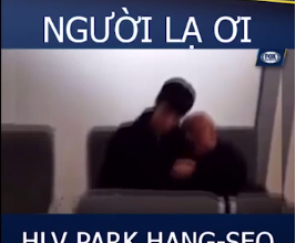 Video: Hành động siêu dễ thương của Công Phượng và HLV Park Hang-seo