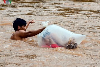 Video: Nhói lòng học sinh Điện Biên chui túi nailon vượt suối lũ tới trường