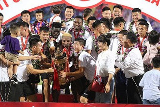 Video: Quang Hải, Duy Mạnh "ngất ngây" cùng Hà Nội FC nâng cúp vô địch V.League