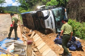 Nguyên nhân nào khiến xe chở đội bóng đá trẻ Quảng Nam bị lật? 