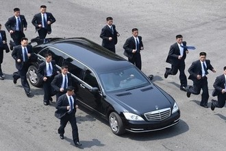 Video: Cận cảnh dàn vệ sĩ chạy theo siêu xe limousine chở ông Kim Jong Un 