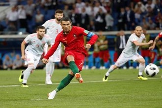 Video: Hat-trick của Cristiano Ronaldo cứu Bồ Đào Nha thoát thua ngoạn mục