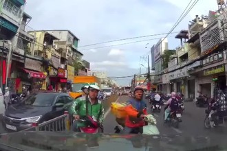 TP HCM: Grabbike đi ngược chiều, ngang ngược nạt nộ... đòi ô tô nhường đường