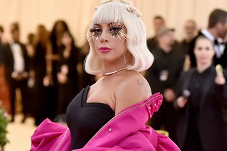 Met Gala: Nơi tôn vinh những phong cách trang điểm quái dị