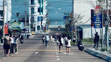 Xử lý du khách đứng giữa đường chụp ảnh "đu trend" Đại Lý 