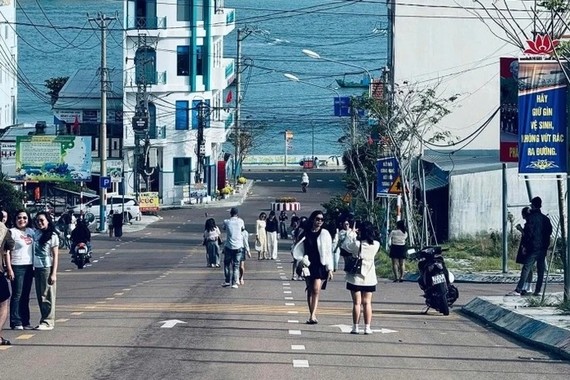 Xử lý du khách đứng giữa đường chụp ảnh "đu trend" Đại Lý