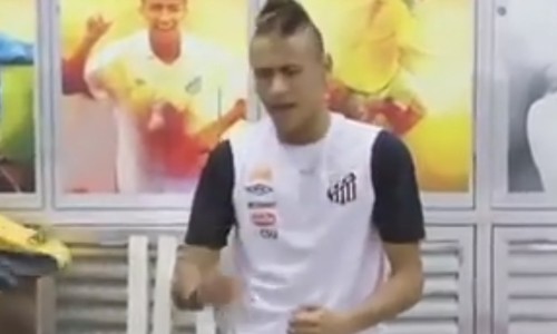 Neymar cá tính với tóc bờm ngựa, nhảy chẳng giống ai