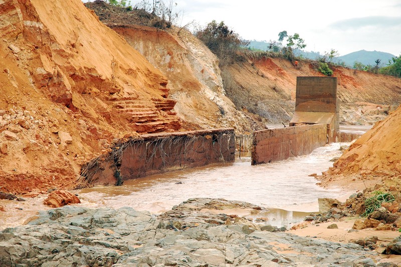 Vỡ đập thủy điện ở Gia Lai, dân leo cây thoát chết