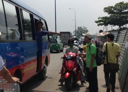 TP.HCM: Bến xe quá tải, xe dù “tung hoành”