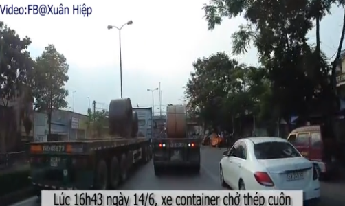 Video: Xe container chở thép cuộn 60 tấn đứt cáp xích, nhiều người thoát nạn