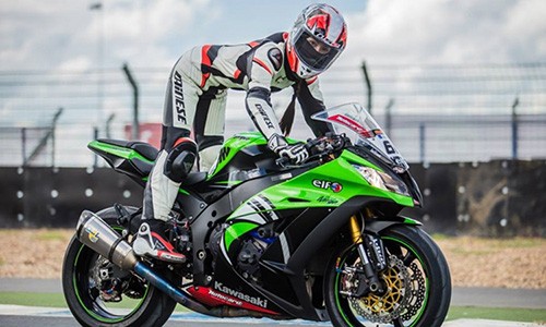 Xem "hot girl" làm gỏi quái vật tốc độ Kawasaki Ninja ZX-10R 