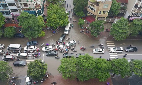 Hàng trăm ôtô ngập nước, "chết lâm sàng" tại Hà Nội