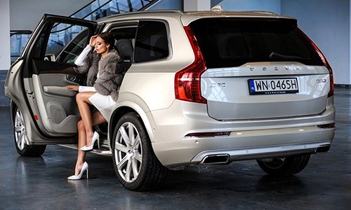 "Soi" chân dài Tây khoe dáng bên Volvo XC90 tiền tỷ