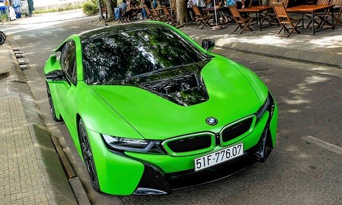 BMW i8 màu xanh xuất hiện ở Sài Gòn