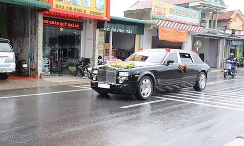 Siêu xe sang Rolls-Royce biển NG rước dâu tại Quảng Bình