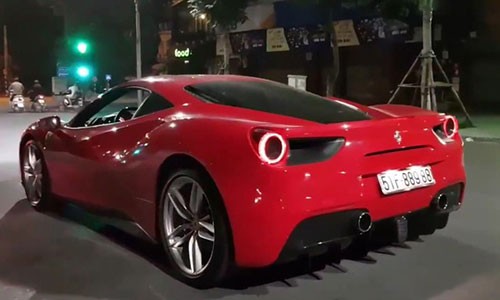 Tuấn Hưng cưỡi Ferrari 488 GTB tiền tỷ tại Hà Nội 