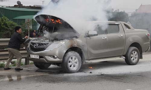 Xe Mazda BT-50 bốc cháy ngùn ngụt tại Nghệ An