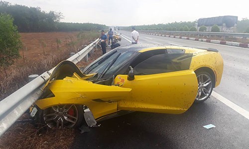 Chevrolet Corvette C7 tiền tỷ "nát đầu" trên cao tốc Long Thành  