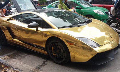 Dân Hà Nội mang xô, chậu chữa cháy siêu xe Lamborghini “bọc vàng“