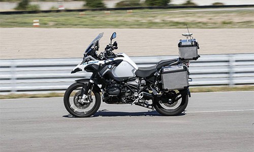 “Soi” BMW R1200GSA lăn bánh, ôm cua không cần người lái