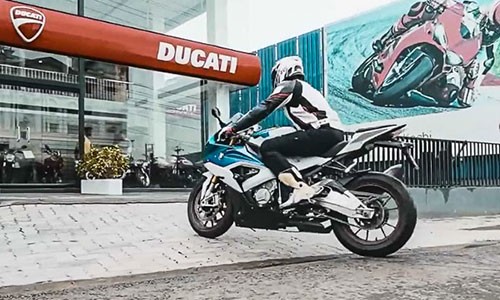 Cưỡi môtô BMW đến showroom "đập thùng" Ducati Panigale V4S