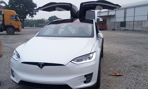 "Đập thùng" Tesla Model X P100D tiền tỷ màu trắng ở Hà Nội